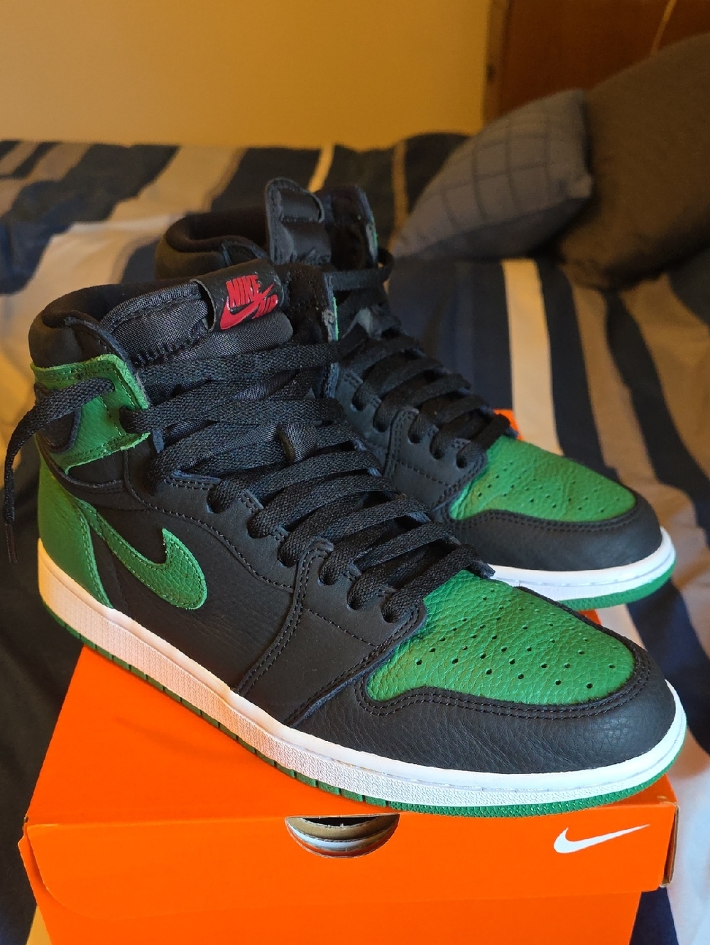 Nike Men’s Black and Green High-Top Sneakers